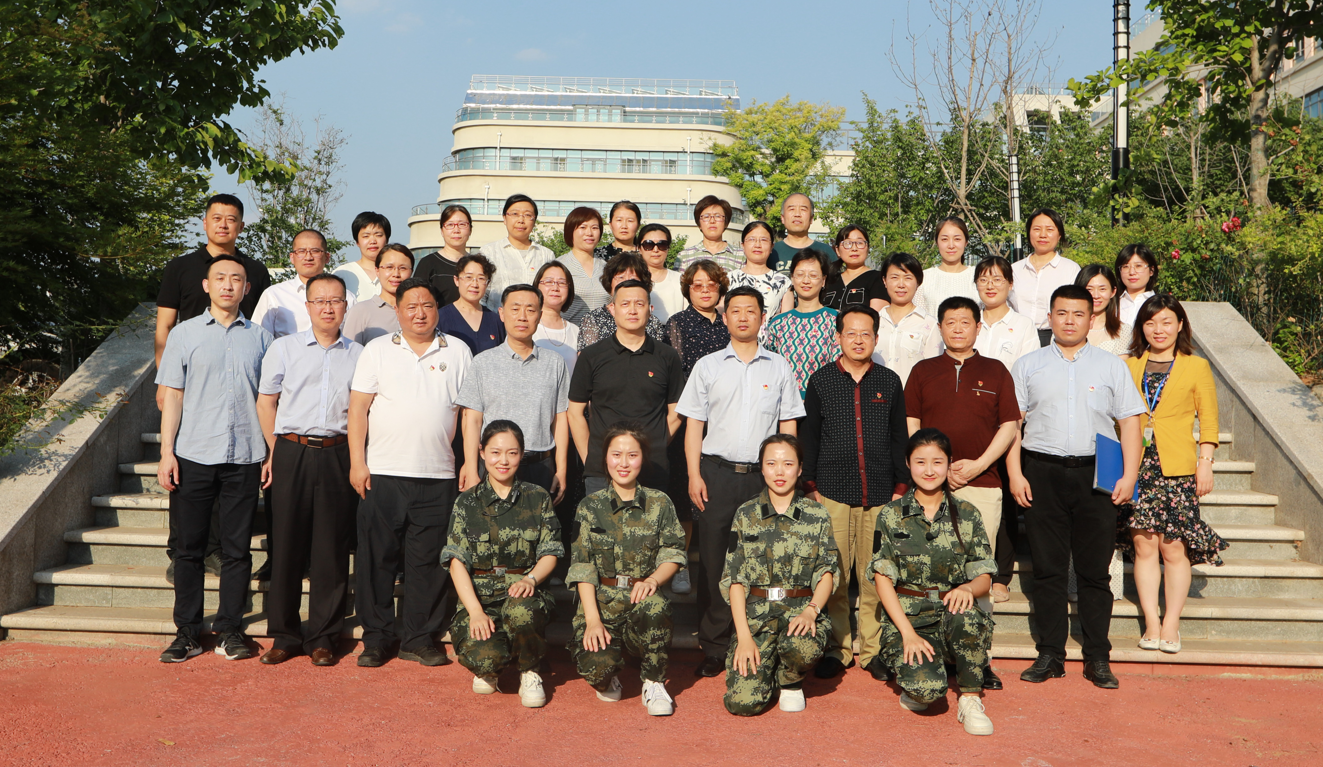 市中區(qū)委黨校舉行南校區(qū)試運行儀式 并與市中城發(fā)集團開展“校企交流”主題黨日活動(圖1)