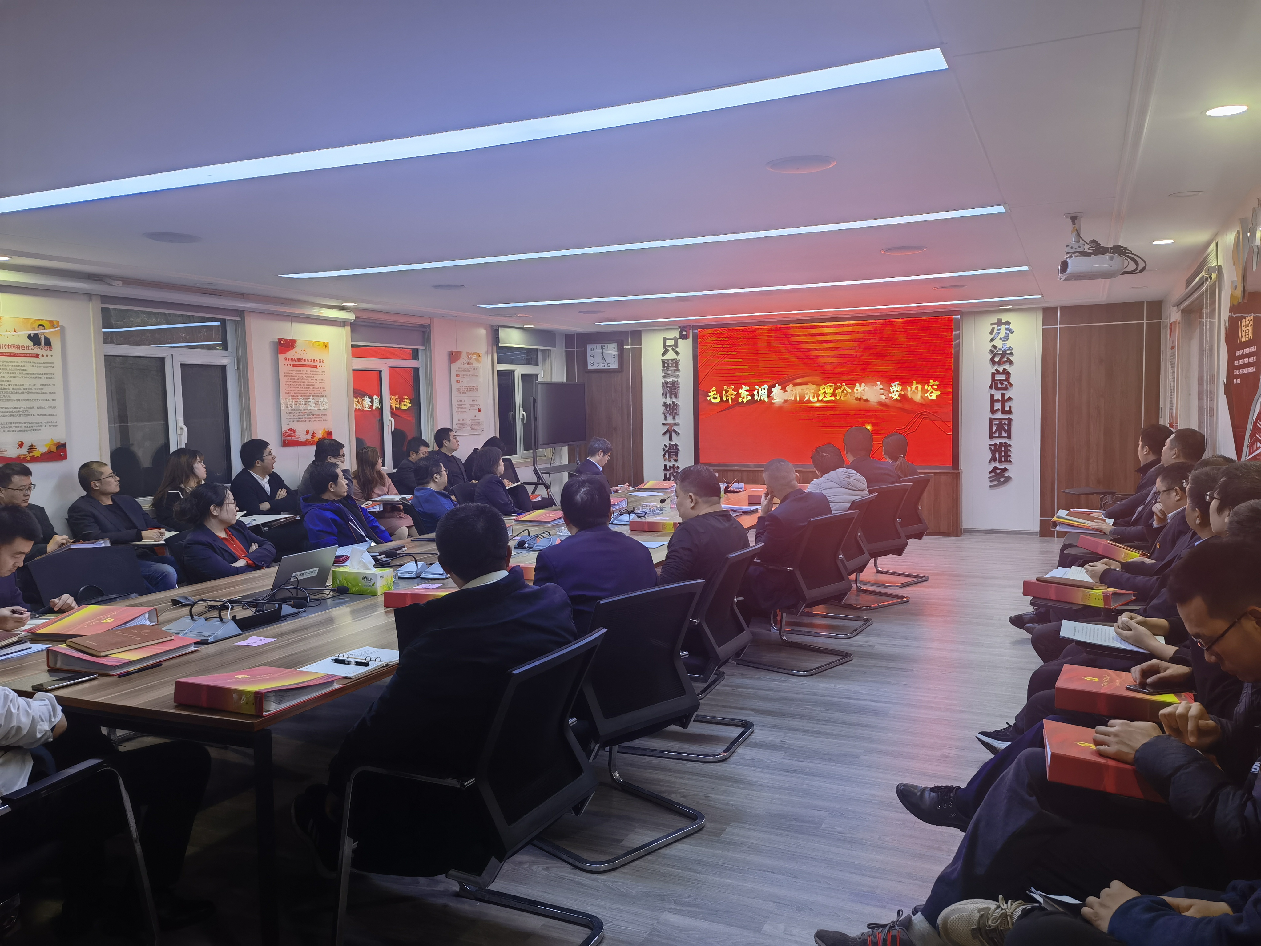 濟(jì)南市中城發(fā)集團(tuán)黨總支組織集中觀看全省優(yōu)秀黨員教育電視片（黨課）活動(dòng)(圖1)