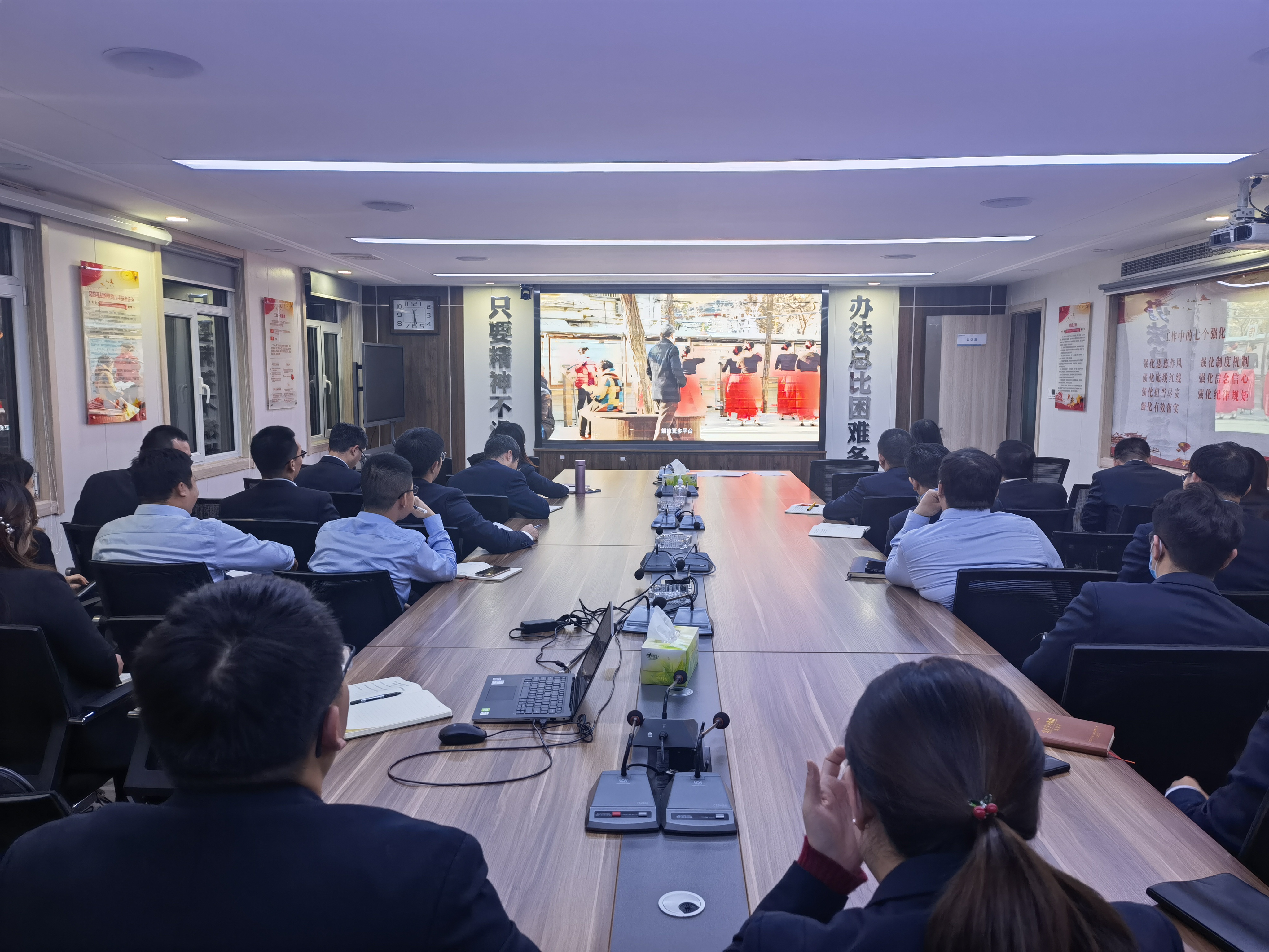 濟(jì)南市中城發(fā)集團(tuán)黨總支組織集中觀看全省優(yōu)秀黨員教育電視片（黨課）活動(dòng)(圖2)